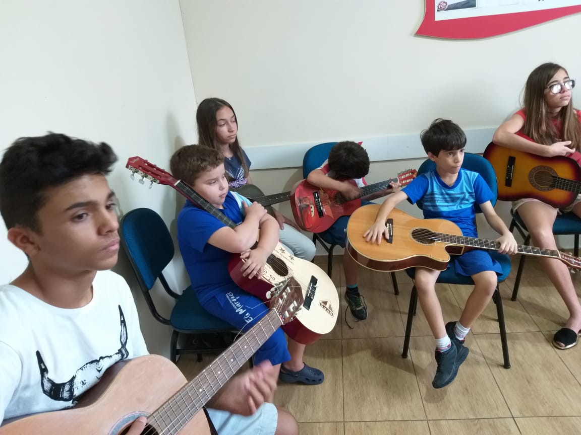Fisk Conselheiro Lafaiete/MG - Inglês com música